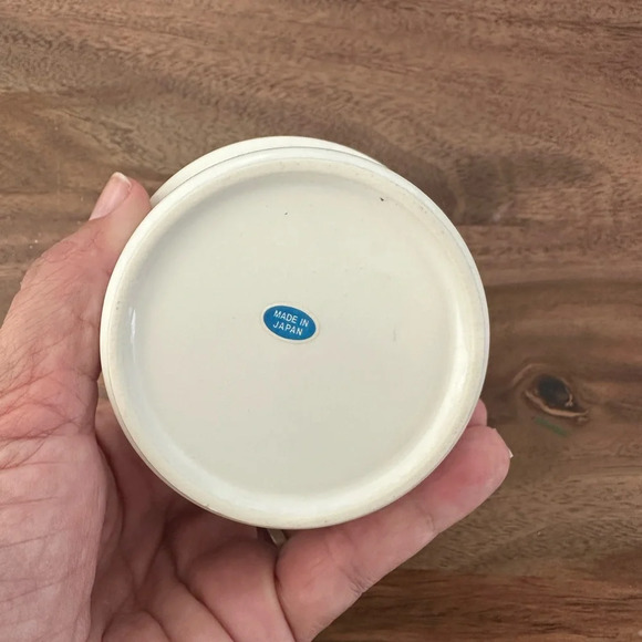 Vintage Strawberry tiny trinket bowl with gold rim - Picture 4 of 4